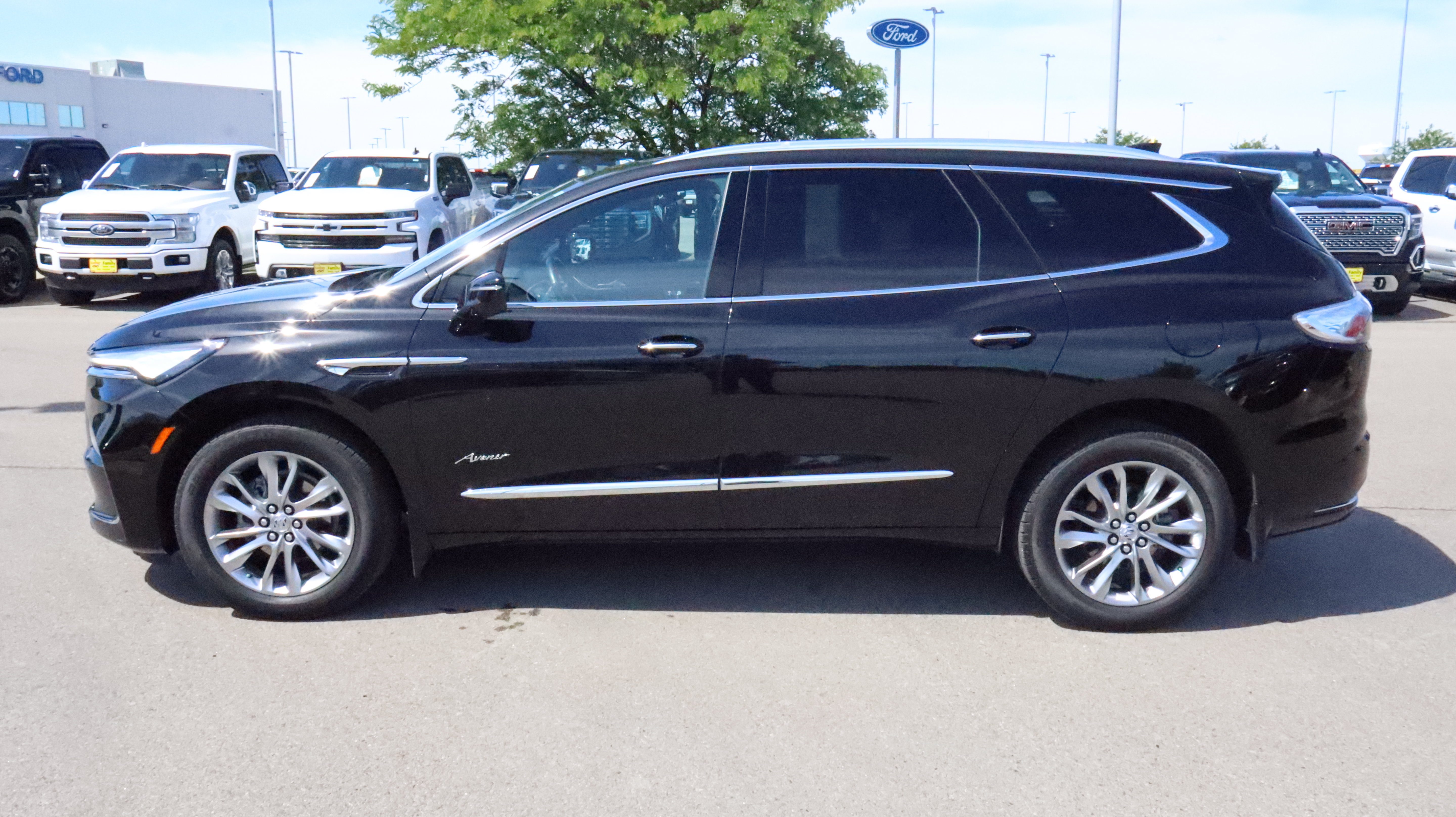Certified 2024 Buick Enclave Avenir w/ Avenir Technology Package AWD/4WD image 4