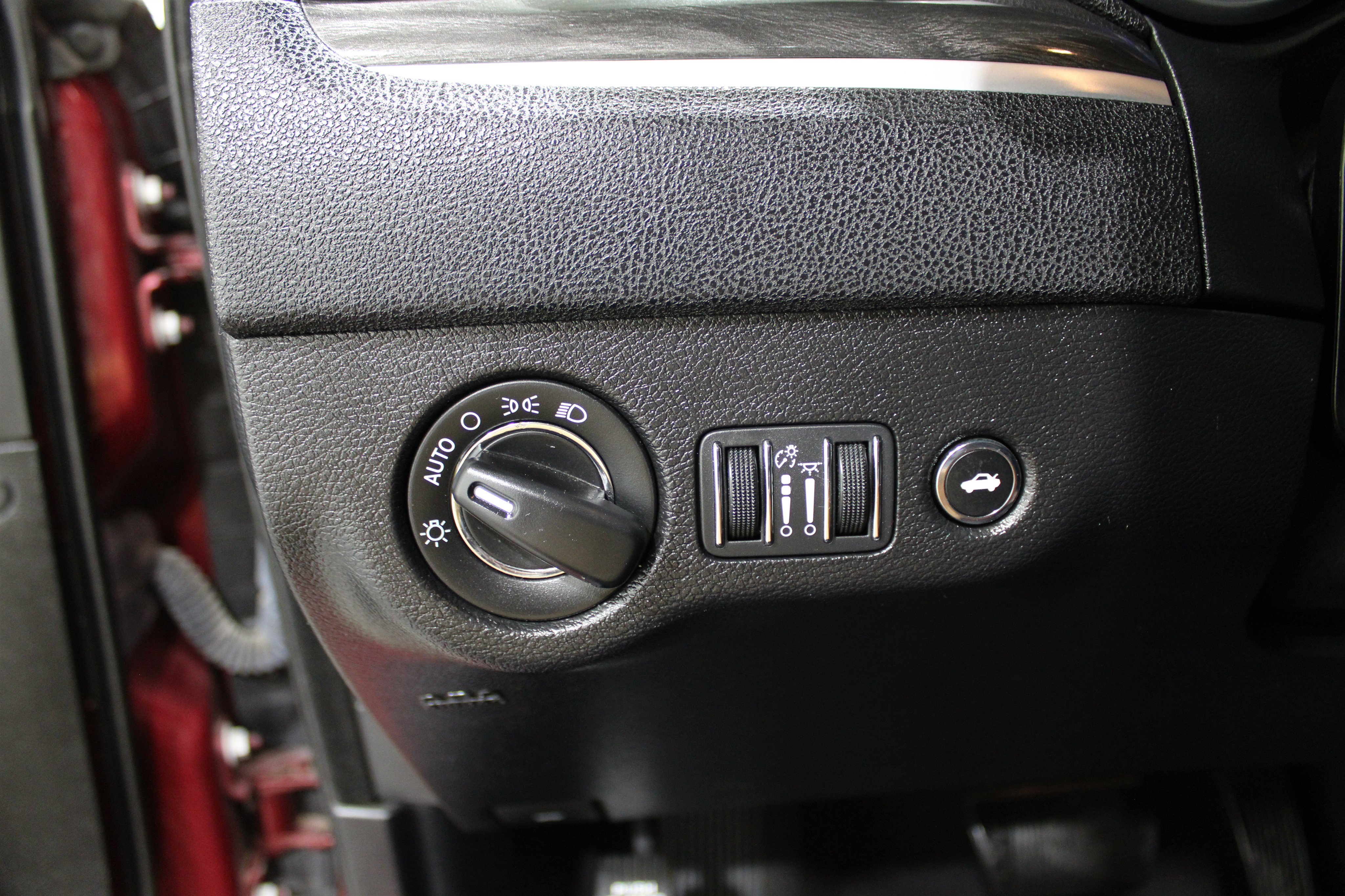 Used 2019 Chrysler 300 Touring w/ Sport Appearance Package image 8