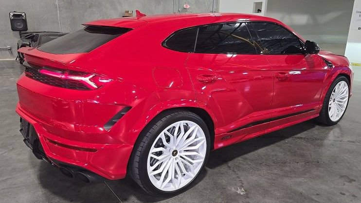 Used 2025 Lamborghini Urus SE AWD/4WD image 2