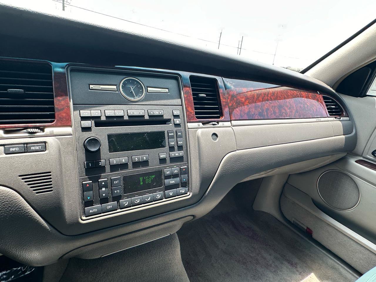 Used 2006 Lincoln Town Car Signature RWD image 51