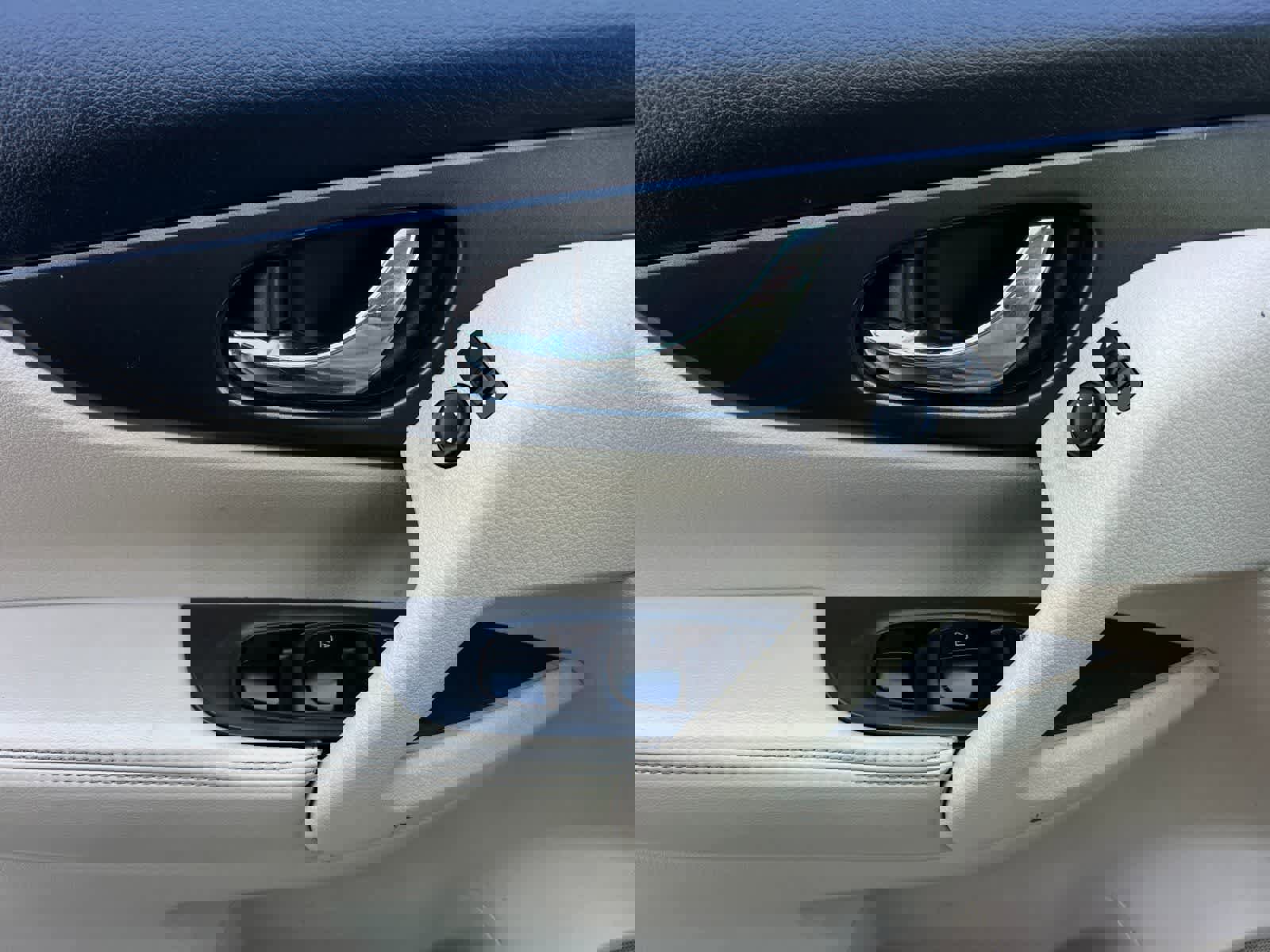 Used 2015 Nissan Rogue S w/ S Family Package image 13