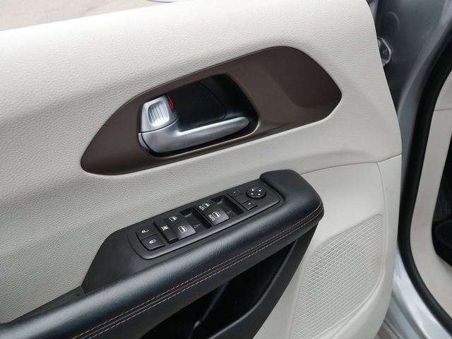 Used 2017 Chrysler Pacifica Premium FWD image 16