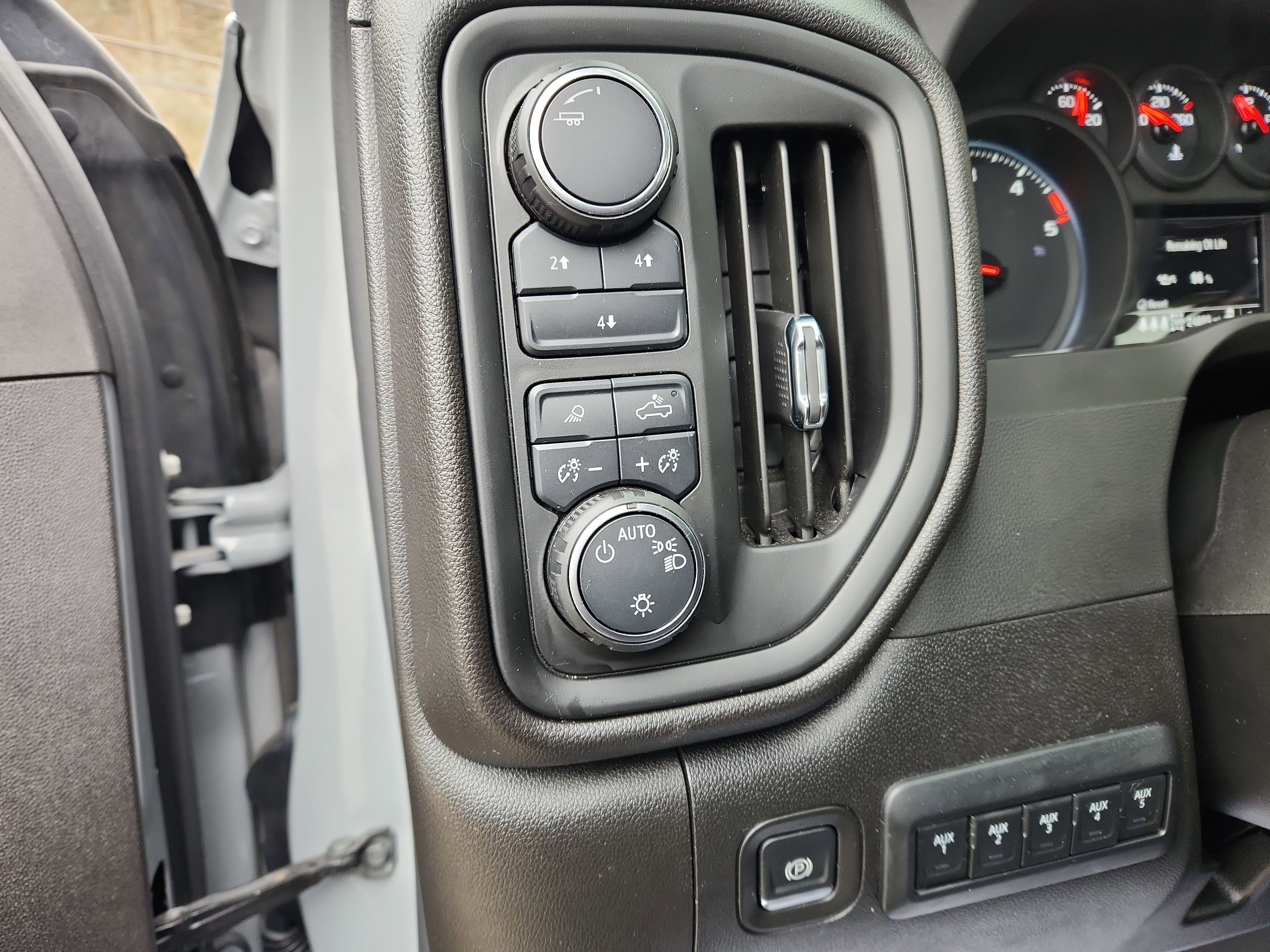 Used 2025 Chevrolet Silverado 2500 Custom w/ Custom Value Package image 18