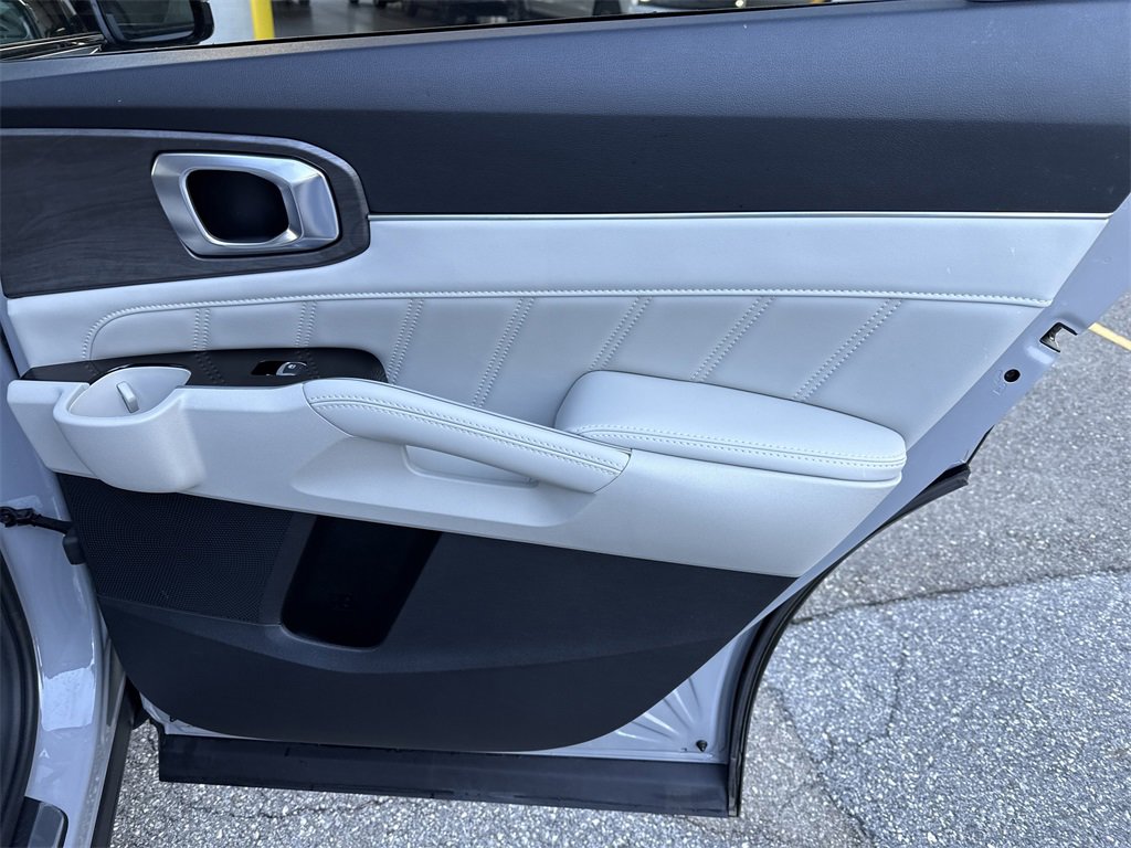 Used 2025 Kia Sorento SX image 17