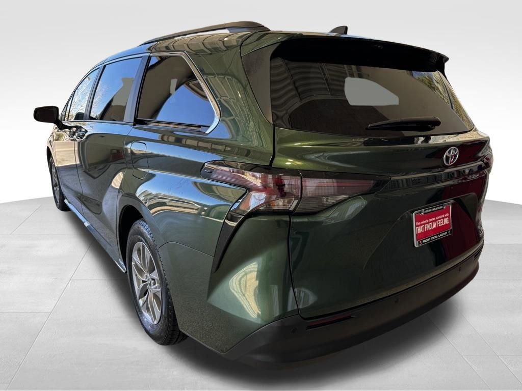 Used 2024 Toyota Sienna XLE image 4