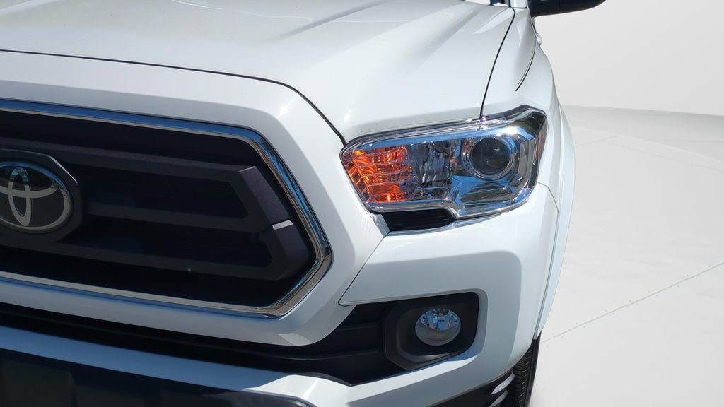 Used 2022 Toyota Tacoma SR5 w/ Technology Package image 9