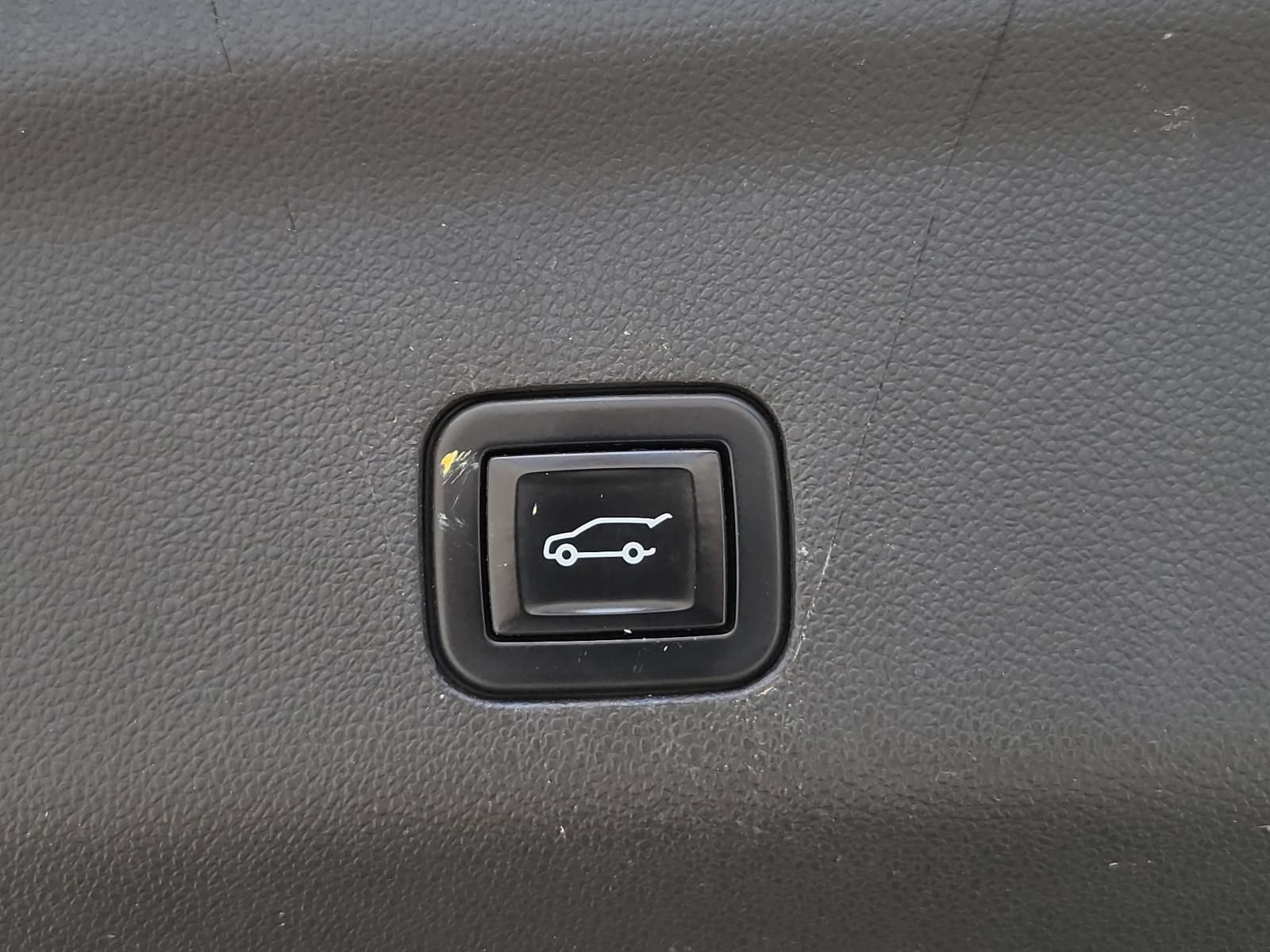 Used 2022 GMC Yukon XL AT4 AWD/4WD image 13