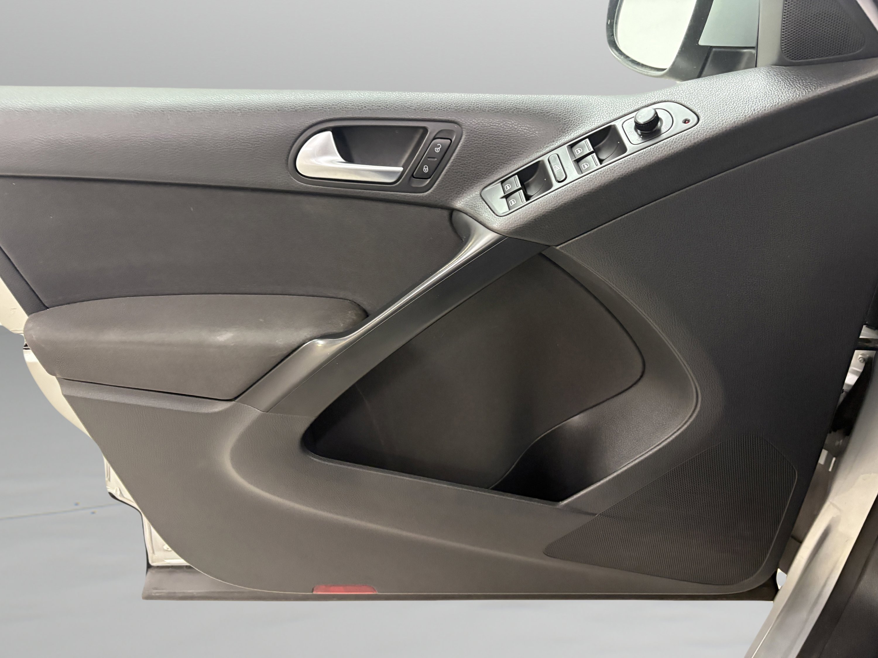Used 2014 Volkswagen Tiguan S FWD image 23