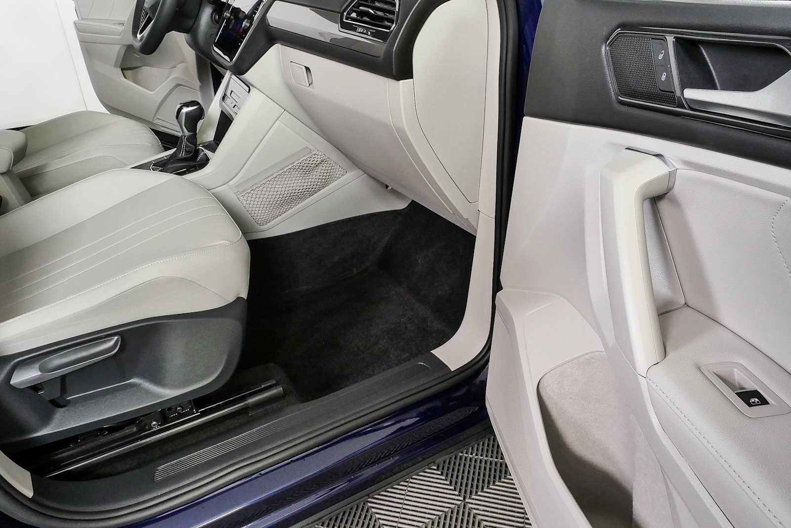 Certified 2023 Volkswagen Tiguan SE w/ Panoramic Sunroof Package FWD image 26