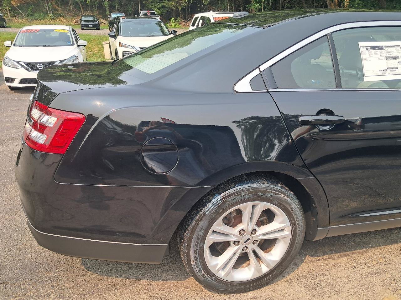 Used 2017 Ford Taurus SE FWD image 9