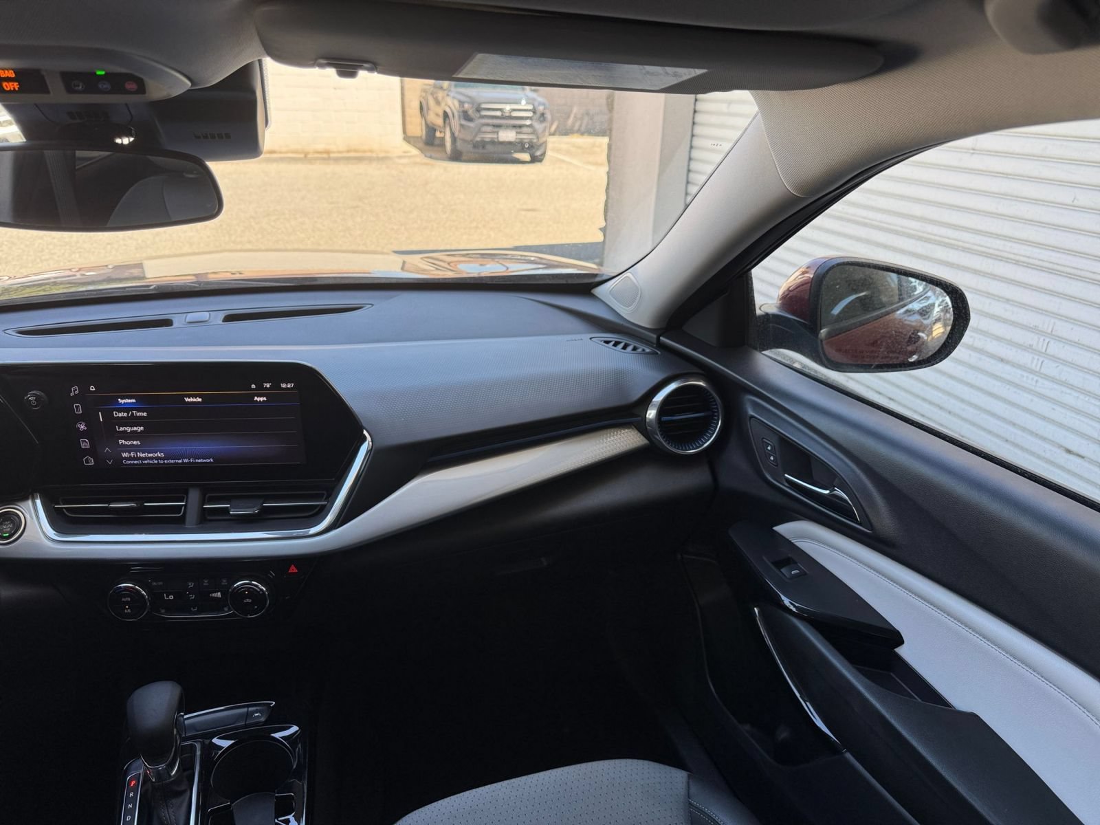 Used 2025 Chevrolet Trax LT w/ LT Convenience Package FWD image 34