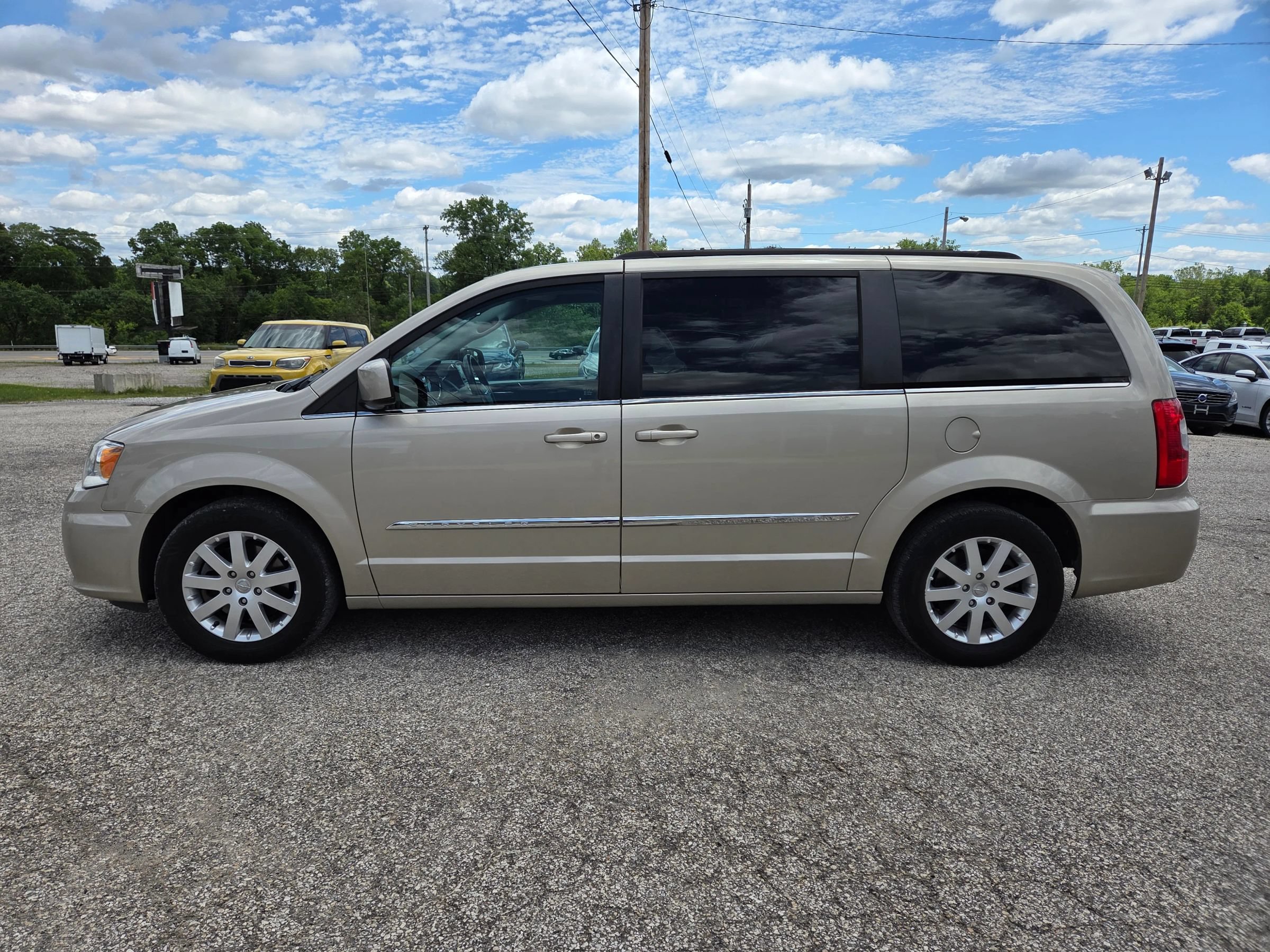 Used 2016 Chrysler Town & Country Touring FWD image 1