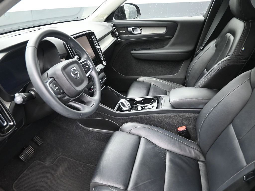 Used 2023 Volvo XC40 B4 Ultimate image 11