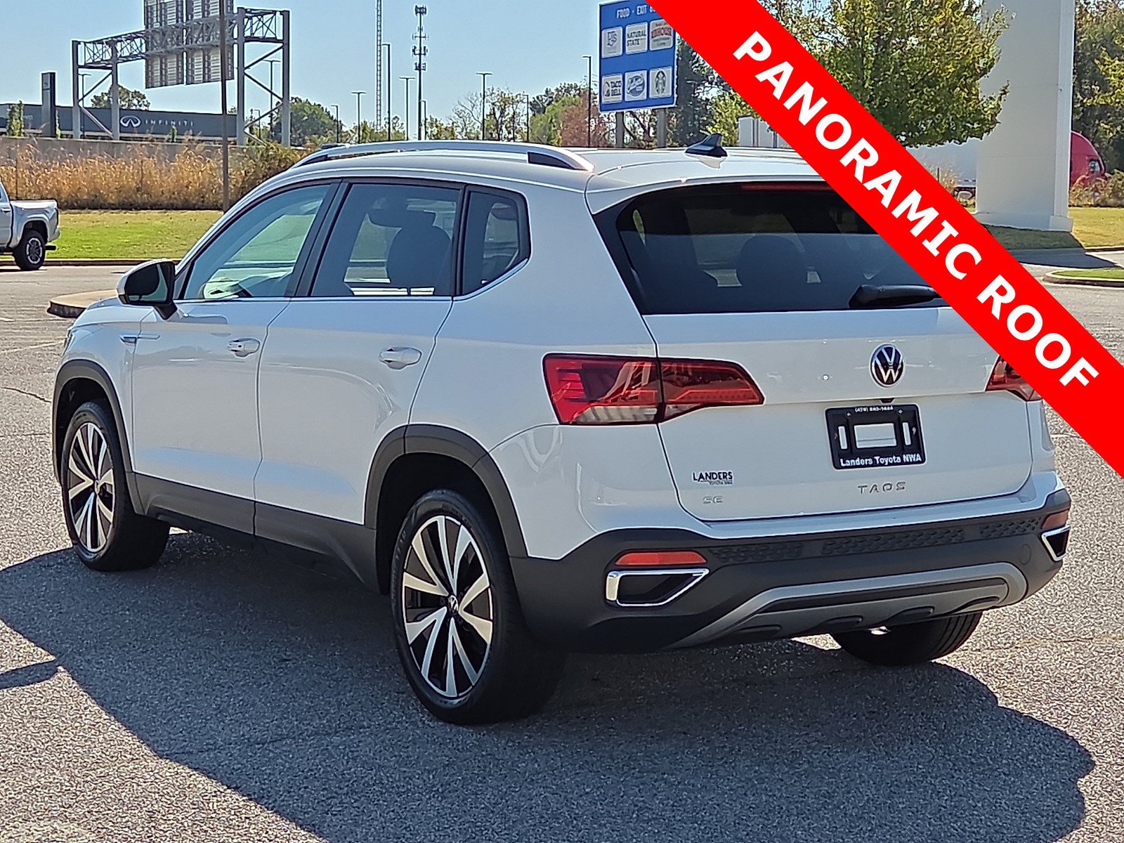 Used 2023 Volkswagen Taos SE w/ Panoramic Sunroof Package FWD image 4