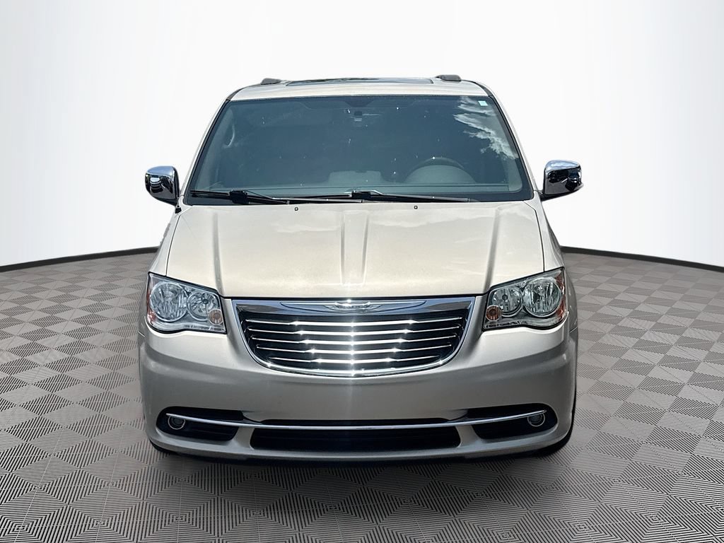 Used 2013 Chrysler Town & Country Limited w/ Luxury Group FWD image 2