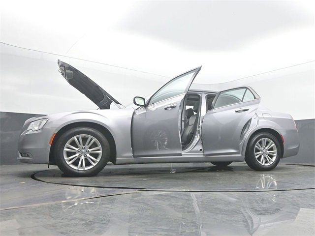 Used 2017 Chrysler 300 C image 59