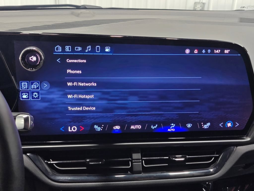 Used 2024 Chevrolet Equinox EV RS FWD image 44
