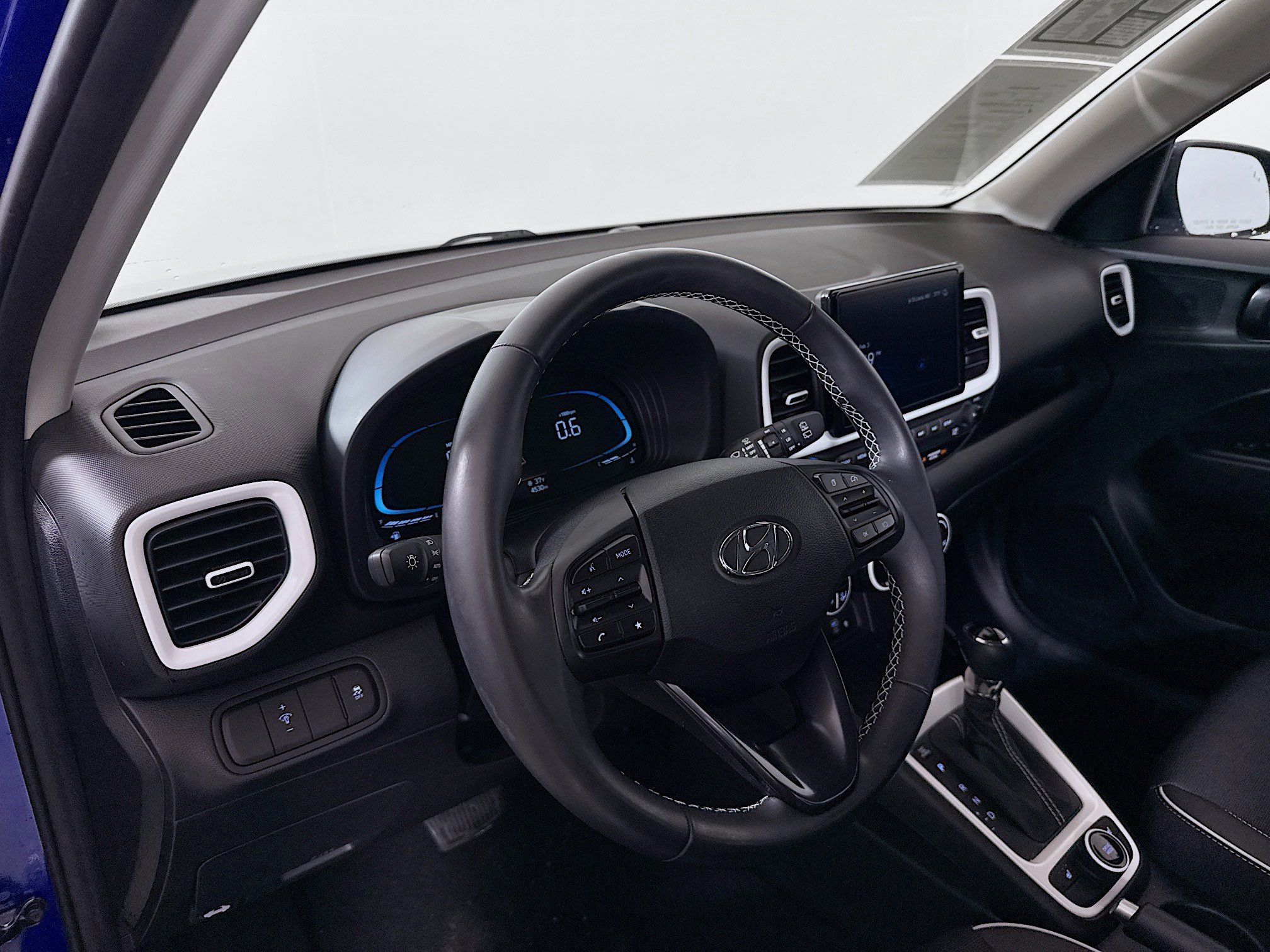 Used 2023 Hyundai Venue Limited image 9