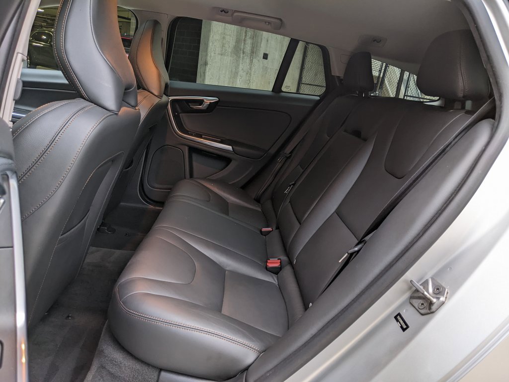 Used 2016 Volvo V60 T5 Cross Country Platinum image 22