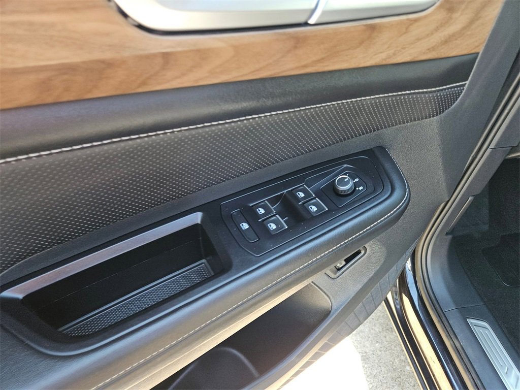 Used 2025 Volkswagen Atlas SE image 13