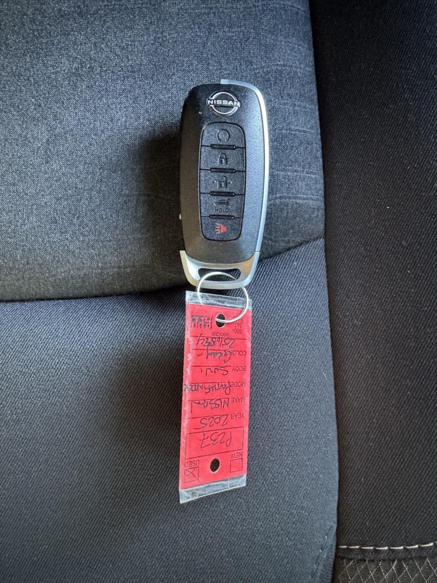 Used 2025 Nissan Pathfinder SV FWD image 27