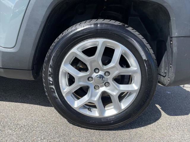 Used 2017 Jeep Renegade Latitude w/ Safety & Security Group (ALP) AWD/4WD image 10