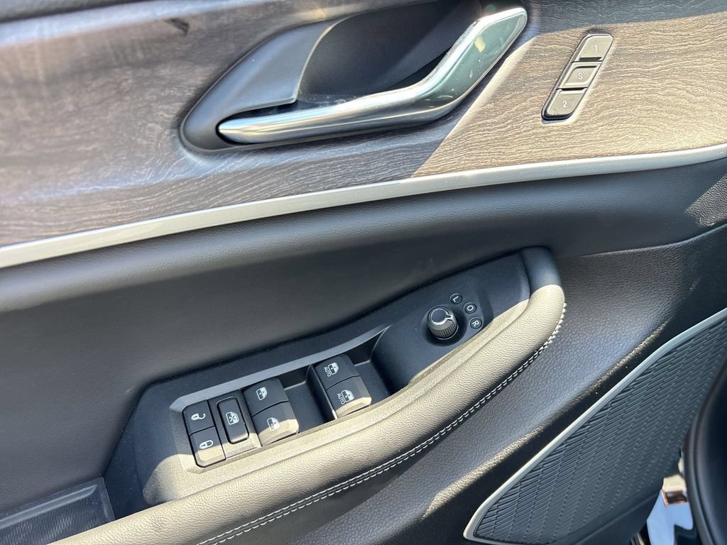 New 2026 Jeep Grand Cherokee L Limited w/ Luxury Tech Group II AWD/4WD image 12