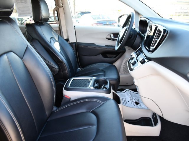 Used 2024 Chrysler Pacifica Touring-L image 33