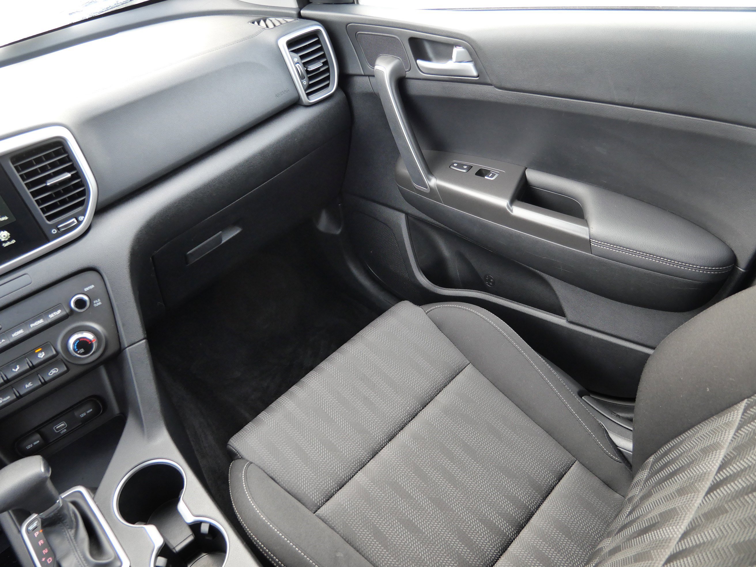 Used 2020 Kia Sportage LX image 11