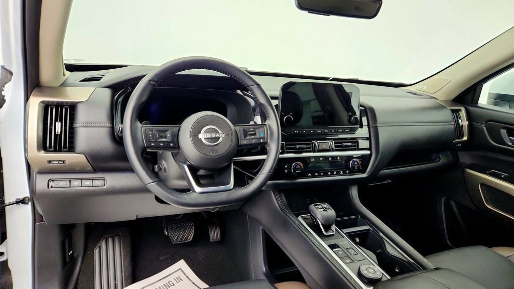 Used 2025 Nissan Pathfinder Platinum AWD/4WD image 13