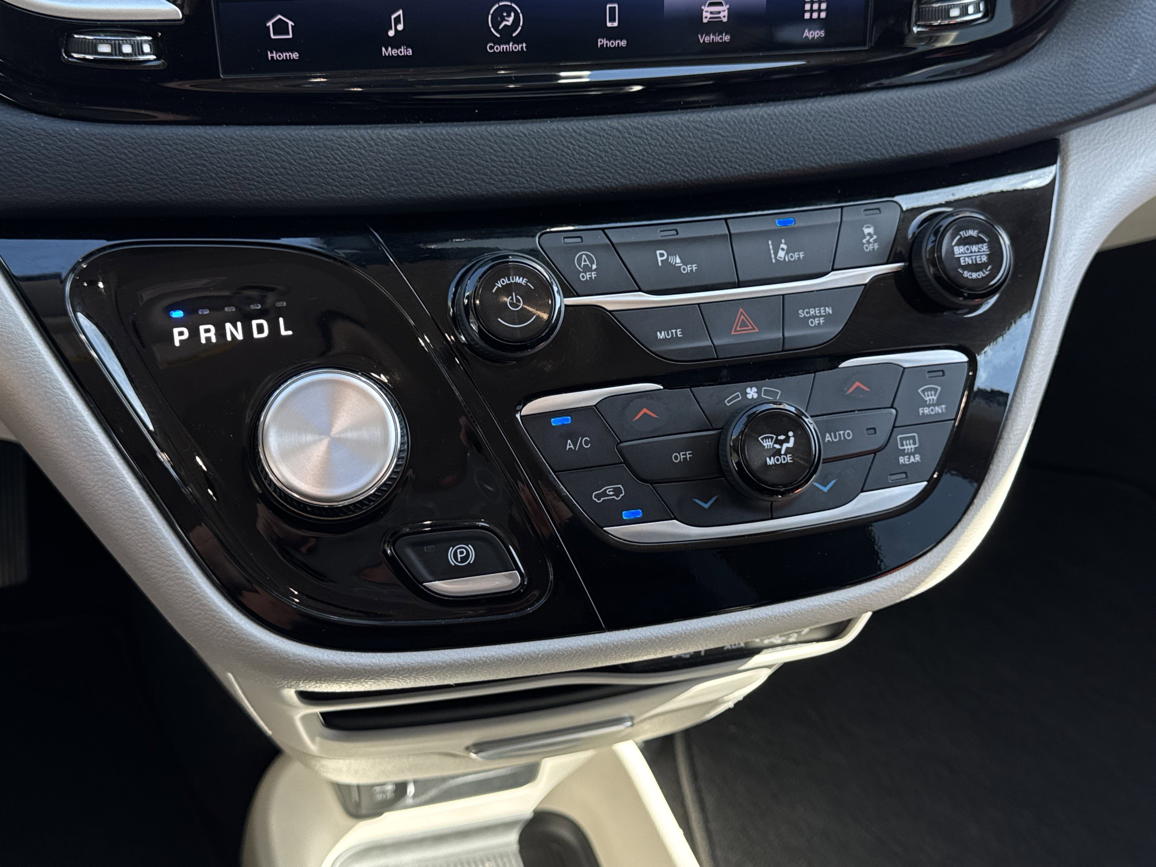 Used 2024 Chrysler Pacifica Touring-L image 20