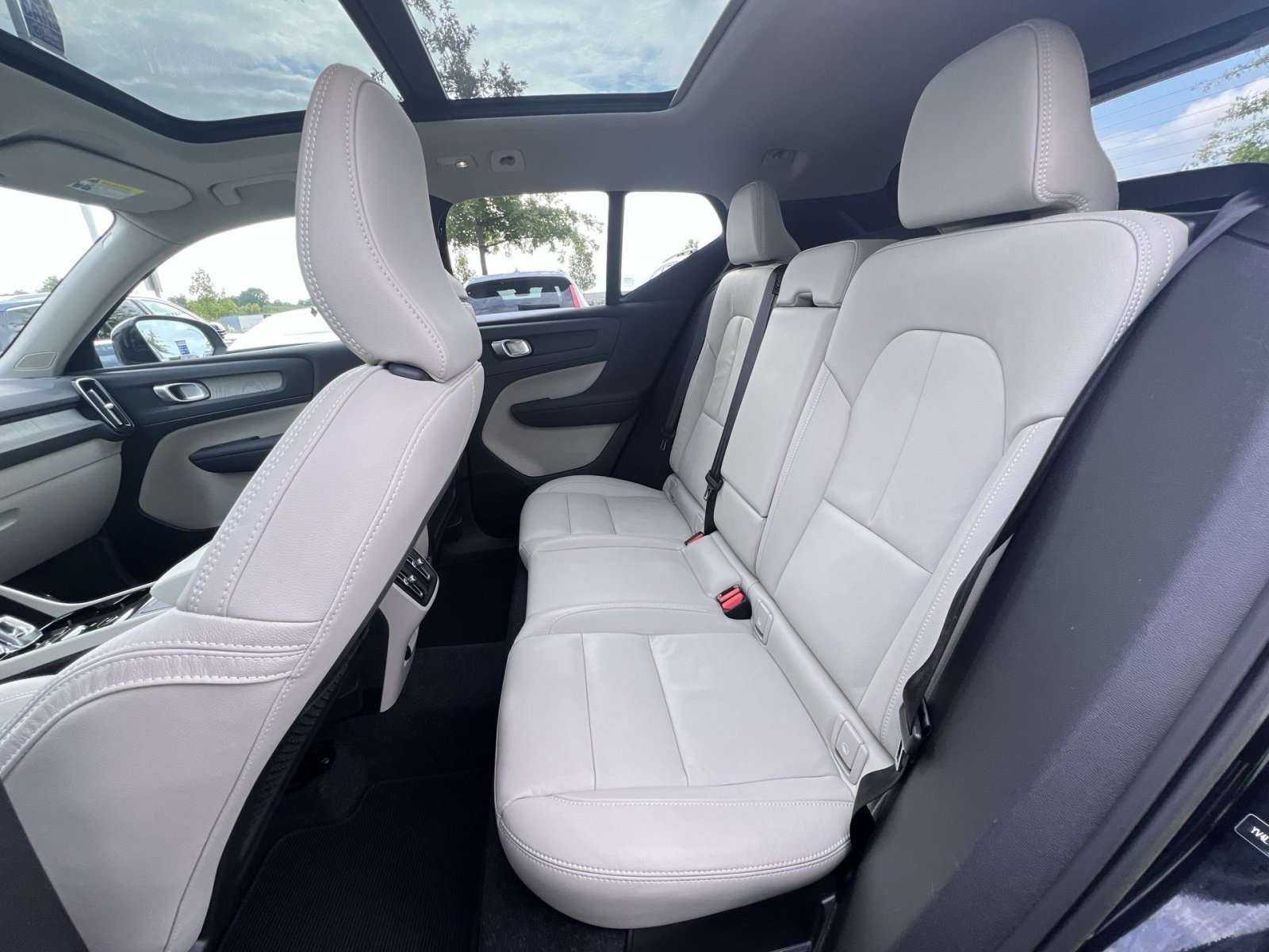Used 2023 Volvo XC40 B5 Plus w/ Protection Package Premier AWD/4WD image 25