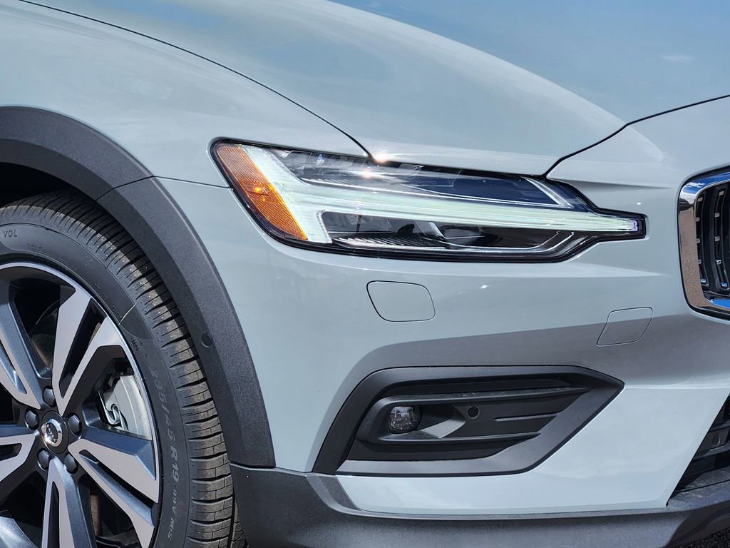 New 2026 Volvo V60 B5 Cross Country Plus w/ Climate Package image 28