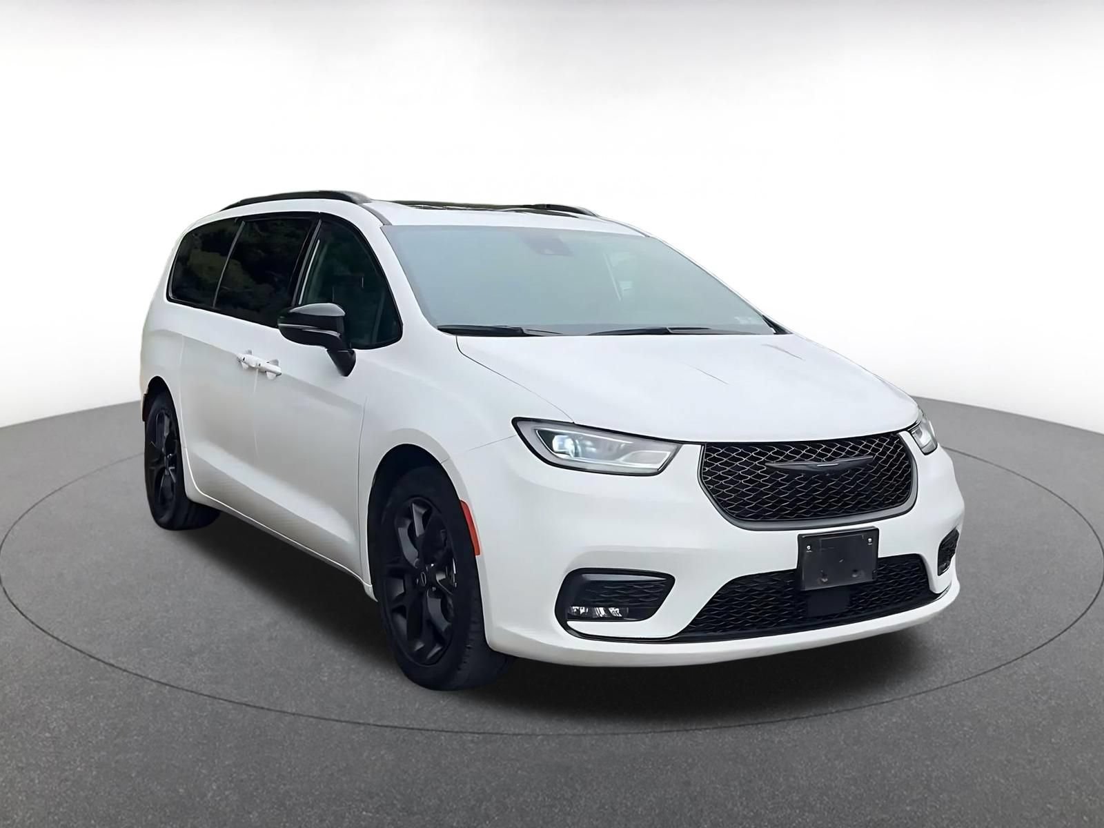 Used 2025 Chrysler Pacifica Limited FWD image 3
