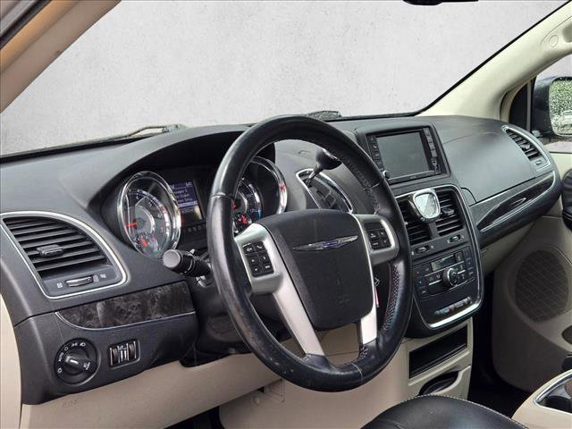 Used 2014 Chrysler Town & Country Touring FWD image 8