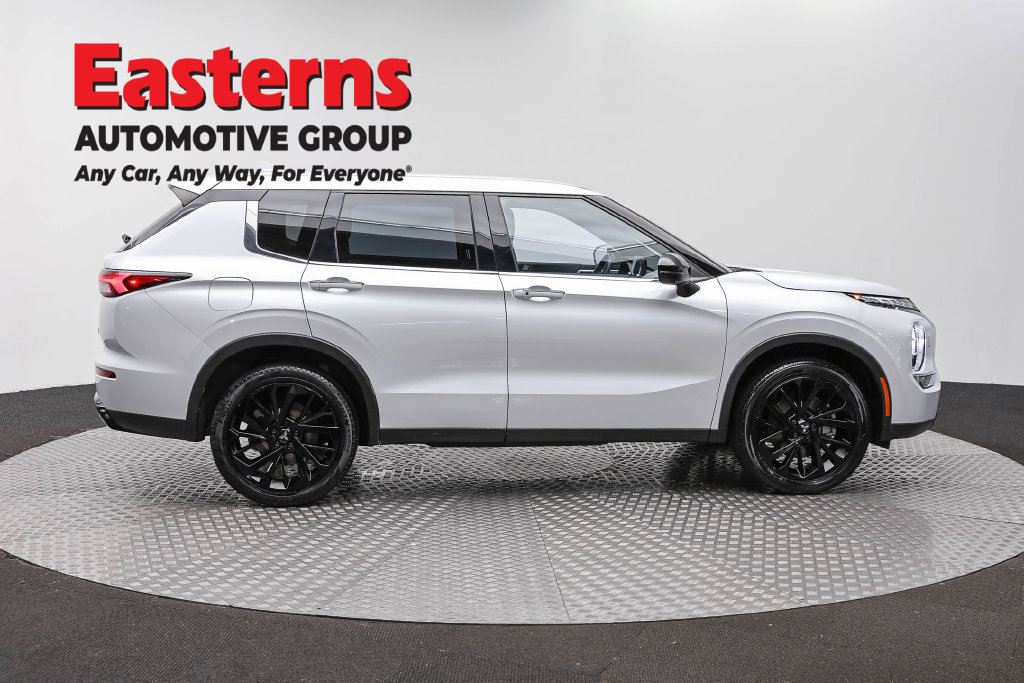 Used 2023 Mitsubishi Outlander SE Black Edition AWD/4WD image 6