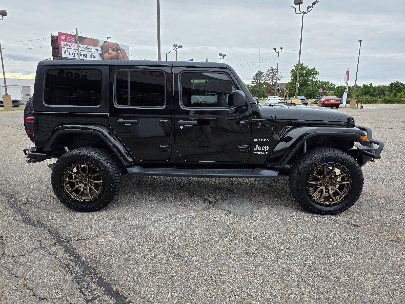 Used 2018 Jeep Wrangler Unlimited Sahara w/ Dual Top Group AWD/4WD image 4