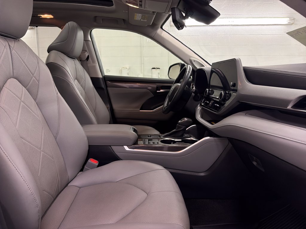 Used 2024 Toyota Highlander Platinum AWD/4WD image 29