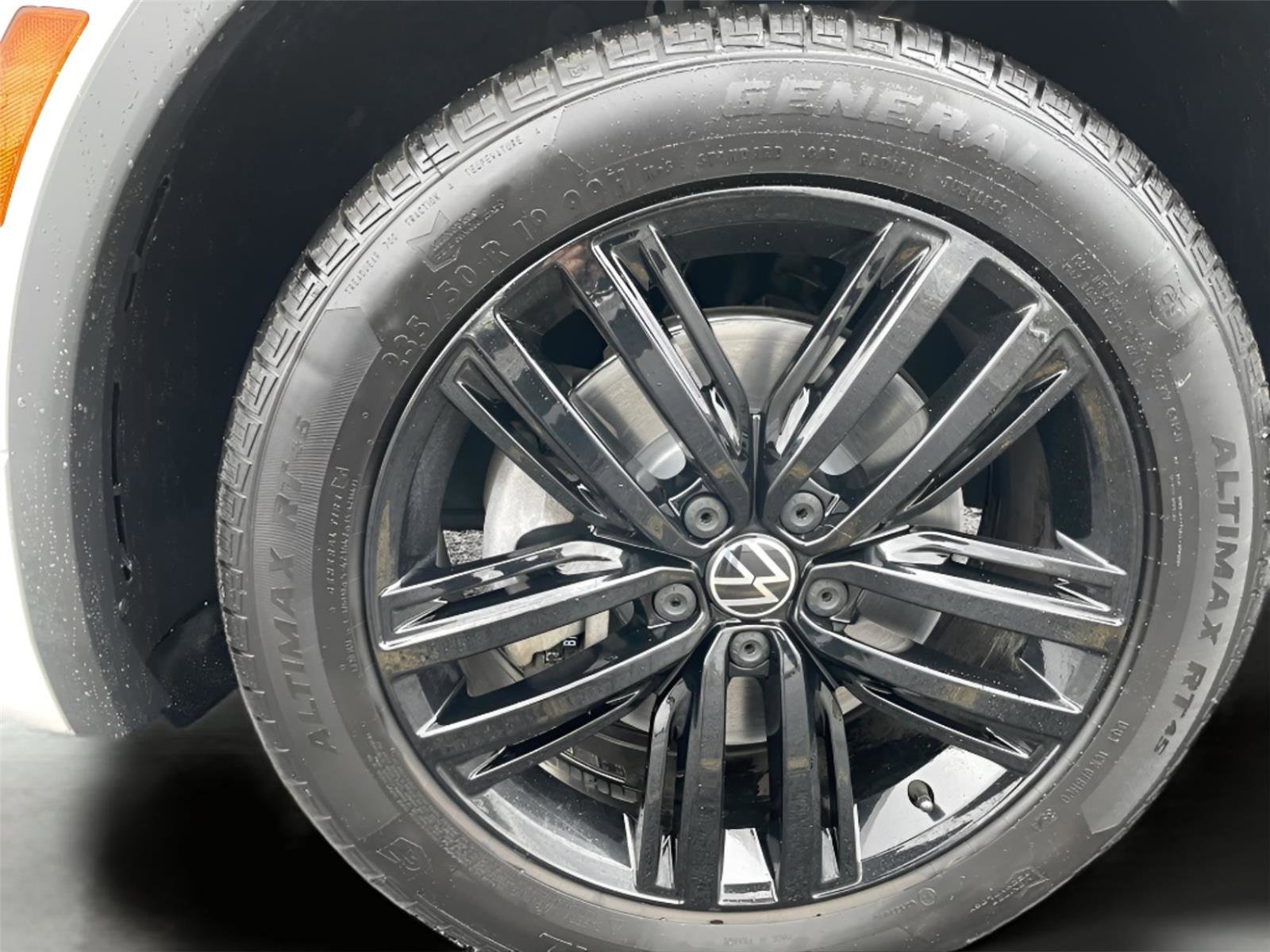 Used 2022 Volkswagen Tiguan SE R-Line image 11