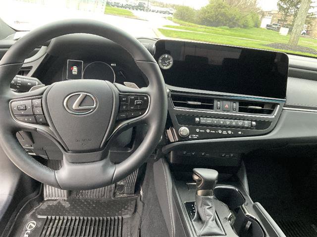 Used 2025 Lexus ES 300h F Sport w/ Accessory Package (Z1) image 4