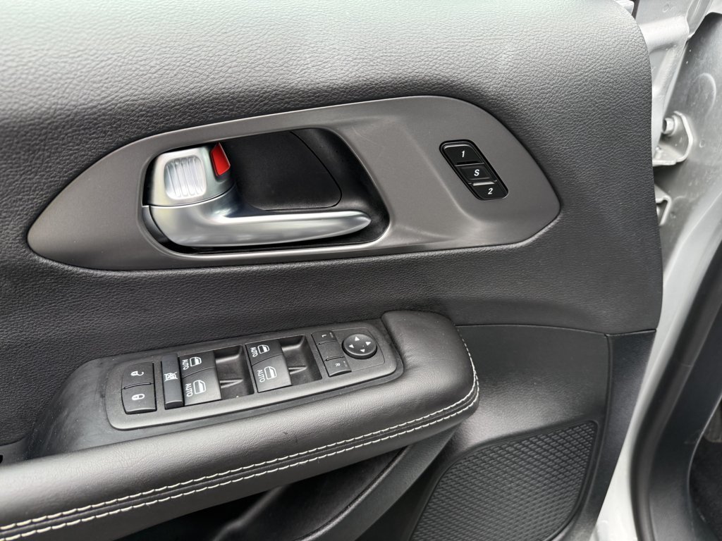 Used 2026 Chrysler Pacifica Select FWD image 19