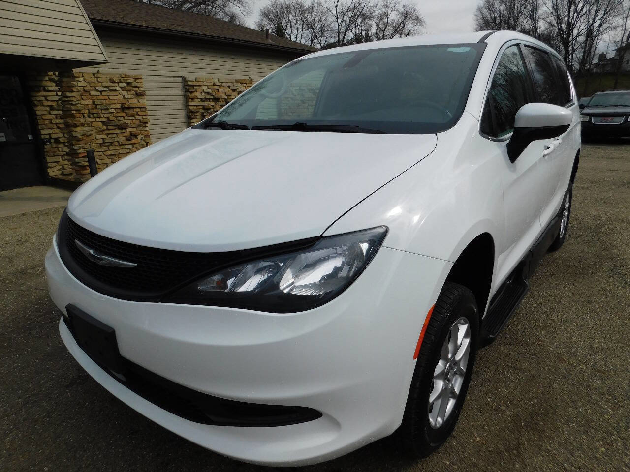 Used 2022 Chrysler Voyager LX image 10