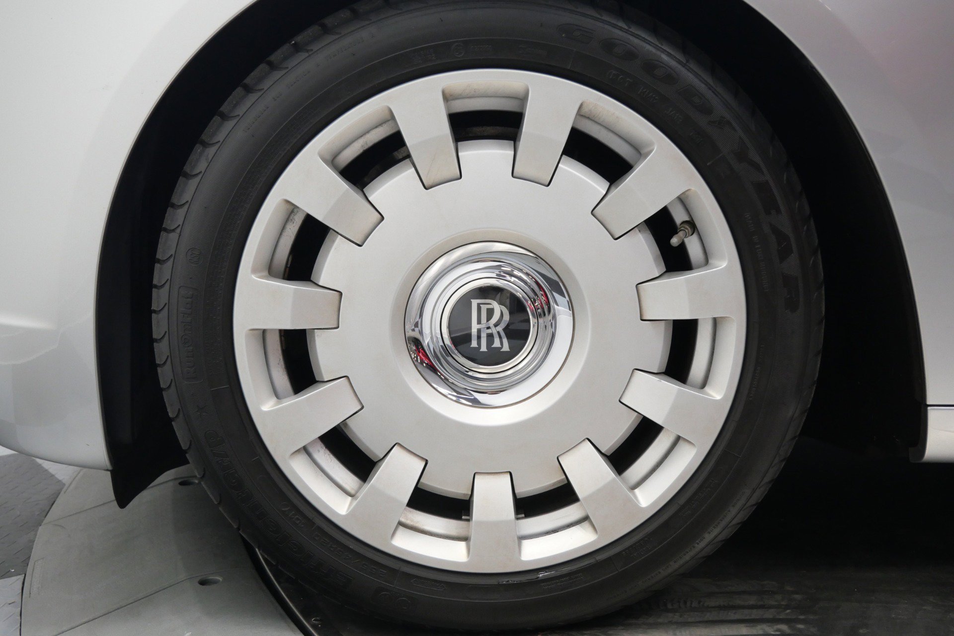 Used 2013 Rolls-Royce Ghost RWD image 10