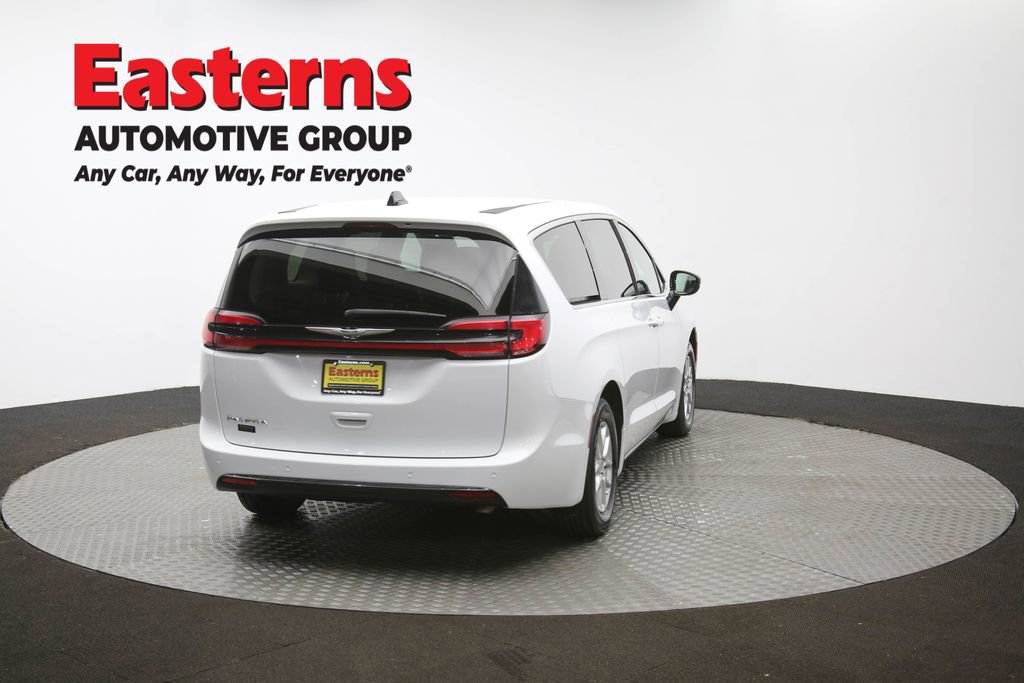 Used 2024 Chrysler Pacifica Touring-L image 37