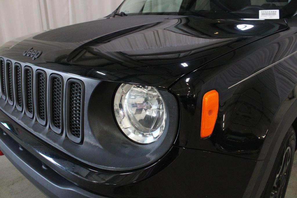 Used 2016 Jeep Renegade Trailhawk w/ Premium Trailhawk Package AWD/4WD image 32