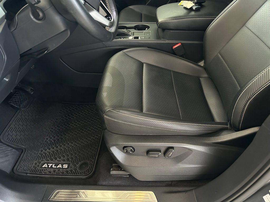 Used 2021 Volkswagen Atlas Cross Sport SE w/ Panoramic Sunroof Package FWD image 13