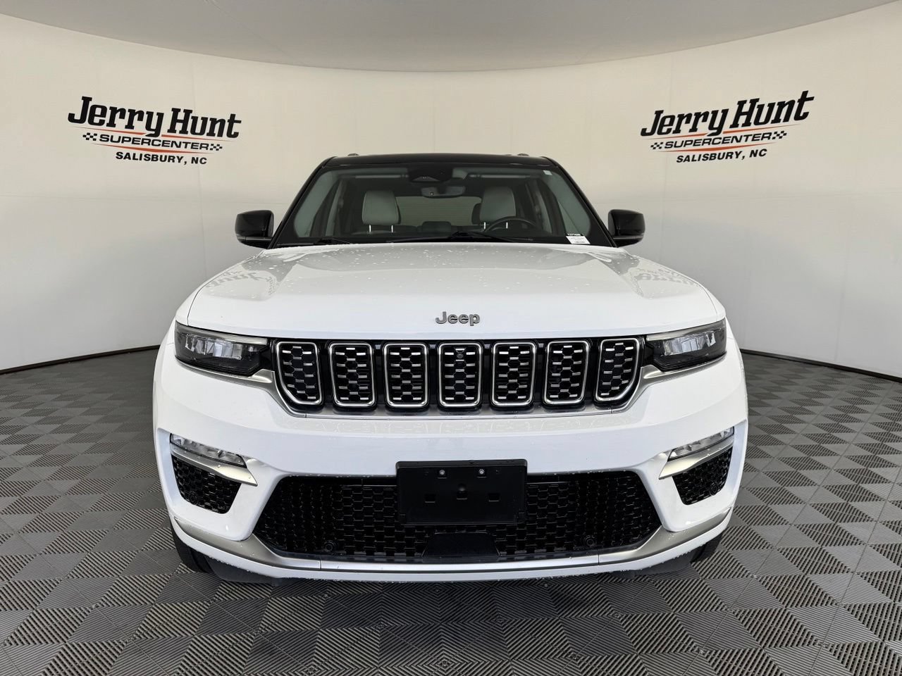 Used 2023 Jeep Grand Cherokee Summit AWD/4WD image 5