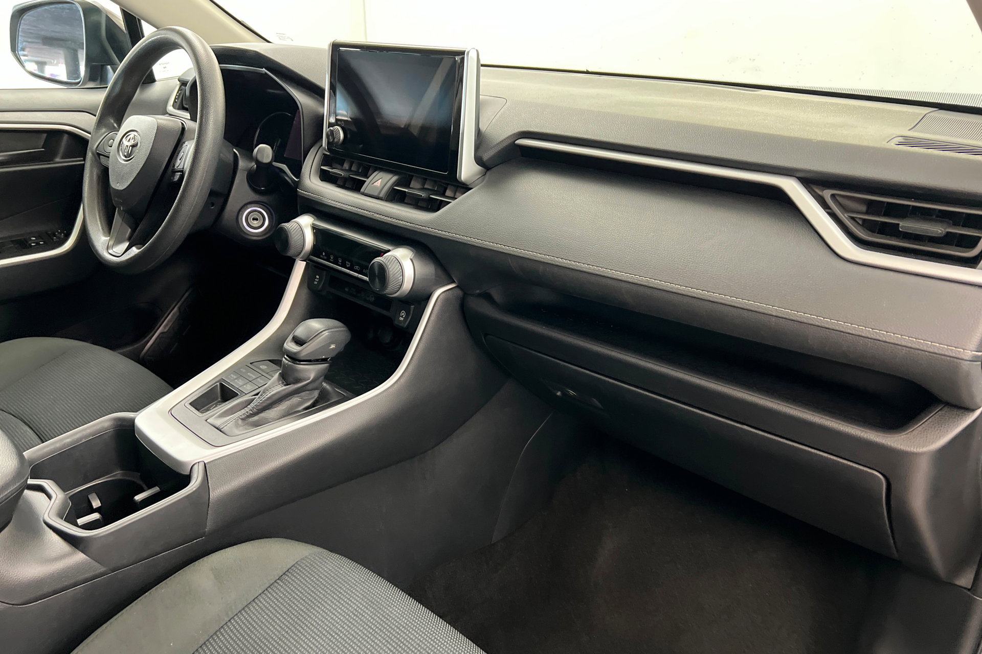 Used 2024 Toyota RAV4 LE image 25