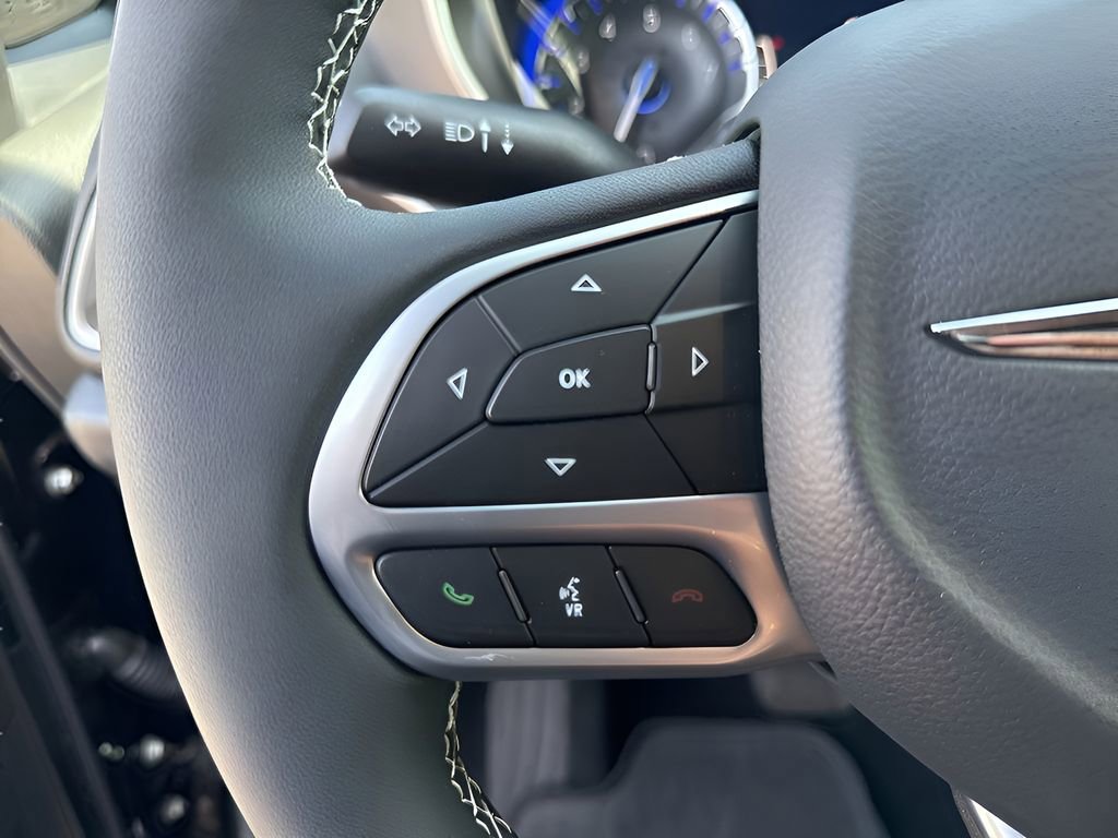 New 2025 Chrysler Pacifica Select AWD/4WD image 24