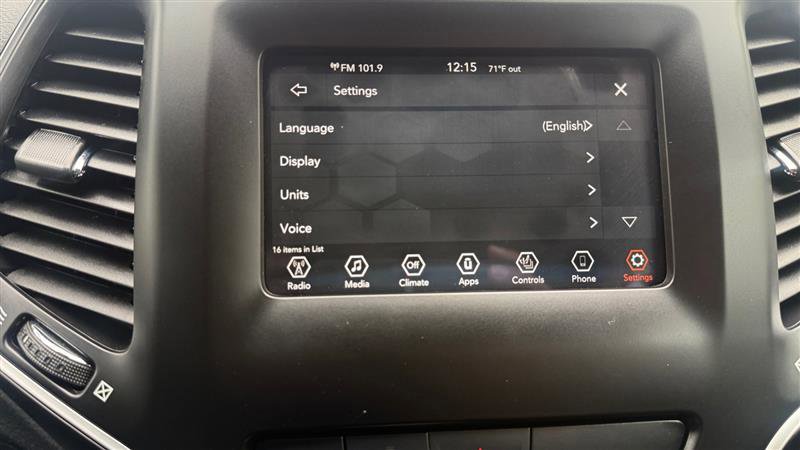 Used 2019 Jeep Cherokee Latitude Plus w/ Cold Weather Group FWD image 23